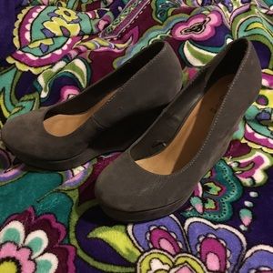 Brand new grey faux suede wedges size 8/9 L